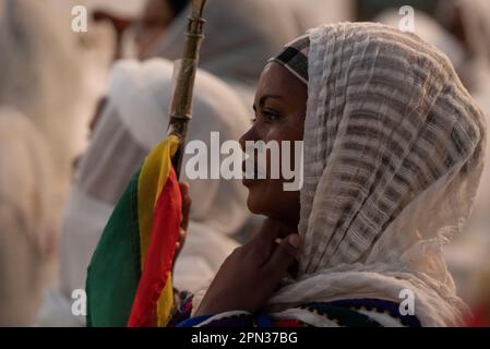 Athen, Griechenland. 15. April 2023. Gläubige folgen dem osterritual und singen heilige Hymnen. Die in Athen lebenden orthodoxen christlichen Äthiopier versammelten sich in ihrer koptischen Kirche und feierten die Auferstehung Jesu Christi. (Kreditbild: © Nikolas Georgiou/ZUMA Press Wire) NUR REDAKTIONELLE VERWENDUNG! Nicht für den kommerziellen GEBRAUCH! Kredit: ZUMA Press, Inc./Alamy Live News Stockfoto