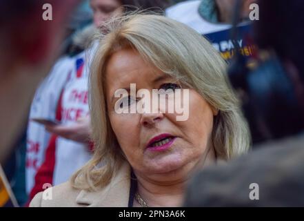 London, Großbritannien. 6. Februar 2023 Pat Cullen, General Secretary und Chief Executive des Royal College of Nursing, spricht vor dem Great Ormond Street Hospital vor den Medien, während die NHS-Krankenschwestern ihre Streiks über die Bezahlung fortsetzen. Stockfoto