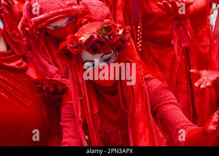 London, Vereinigtes Königreich. 27. August 2021. Die Red Rebel Brigade der Extinction Rebellion tritt auf dem Paternoster Square auf. Demonstranten versammelten sich außerhalb der Londoner Börse, als Teil ihres Blutgeldmarsches, der die City of London angreift. Stockfoto