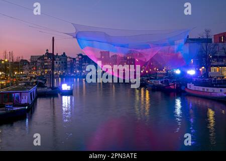 Blick auf Amsterdam während des Light Festivals in den Niederlanden bei Nacht Stockfoto