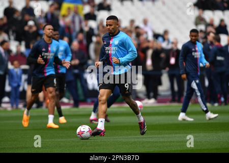 London, Großbritannien. 16. April 2023. Gabriel Jesus vom Arsenal FC während der Aufwärmphase vor dem Spiel der Premier League zwischen West Ham United und Arsenal im London Stadium, Queen Elizabeth Olympic Park, London, England am 16. April 2023. Foto von Phil Hutchinson. Nur redaktionelle Verwendung, Lizenz für kommerzielle Verwendung erforderlich. Keine Verwendung bei Wetten, Spielen oder Veröffentlichungen von Clubs/Ligen/Spielern. Kredit: UK Sports Pics Ltd/Alamy Live News Stockfoto