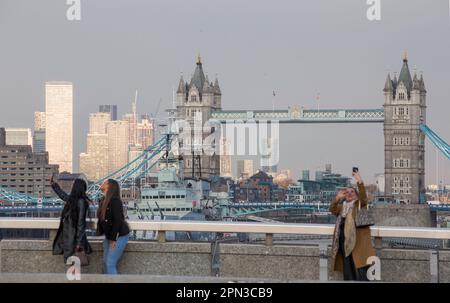 Leute machen Selfies vor der Tower Bridge London Stockfoto