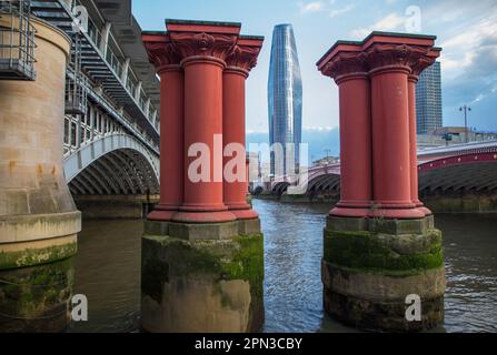 Blackfriars Station London, die Themse Blackfriars One und die rote Brücke unterstützen Stockfoto