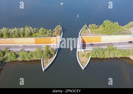 Luftaufnahme vom Aquadukt in Harderwijk am Veluwemeer in den Niederlanden Stockfoto