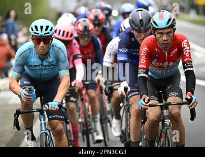 Valkenburg, Niederlande. 16. April 2023. Kasachisch Alexej Lutsenko von Astana Kasachstan und dänischer Andreas Kron von Lotto-Dstny in Aktion während des eintägigen Radrennen „Amstel Gold Race“, 253, 6 km von Maastricht nach Valkenburg, Niederlande, Sonntag, 16. April 2023. BELGA FOTO JASPER JACOBS Kredit: Belga News Agency/Alamy Live News Stockfoto