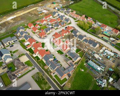 Luftaufnahme über die neue Bungalow-Schlauchanlage im ländlichen Cambridgeshire. Die Entfernung zeigt, dass noch mehr Land für neue Häuser ausgegraben wird. Stockfoto