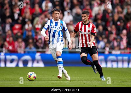 Martin Zubimendi von Real Sociedad konkurriert am 15. April 2023 mit Gorka Guruzeta vom Athletic Club während der spanischen Meisterschaft La Liga um den Ball im Stadion San Mames in Bilbao, Spanien - Foto: Ricardo Larreina/DPPI/LiveMedia Credit: Independent Photo Agency/Alamy Live News Stockfoto