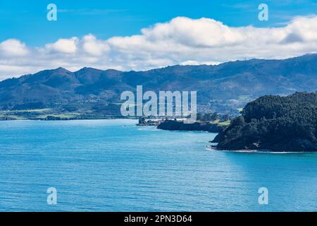 Nordküste Spaniens, wo das Kantabrische Meer mit großen Felsenklippen kollidiert, Lastres, Asturien. Stockfoto