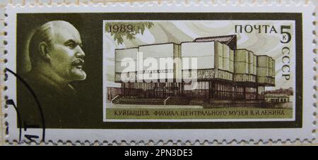 ISTANBUL, TÜRKEI - 03. JANUAR 2021: Der Stempel der Sowjetunion zeigt Porträt und Zweig der Lenin Central, Kuibyschew, ca. 1989 Stockfoto