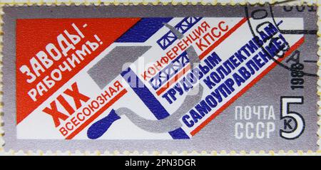 ISTANBUL, TÜRKEI - 03. JANUAR 2021: Der Stempel der Sowjetunion zeigt den 19. Kongress der Kommunistischen Partei um 1988 Stockfoto