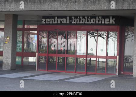 Köln, Deutschland. 09. April 2023. Eintritt in die Kölner Stadtbibliothek. Es ist eine der größten und wichtigsten öffentlichen Bibliotheken in Deutschland. Kredit: Horst Galuschka/dpa/Alamy Live News Stockfoto