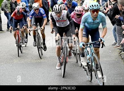 Valkenburg, Niederlande. 16. April 2023. Der slowenische Tadej Pogacar von Team Emirates der Vereinigten Arabischen Emirate und Kasachisch Alexey Lutsenko von Astana Kasachstan in Aktion während des eintägigen Radrennen „Amstel Gold Race“, 253, 6 km von Maastricht nach Valkenburg, Niederlande, Sonntag, 16. April 2023. BELGA FOTO JASPER JACOBS Kredit: Belga News Agency/Alamy Live News Stockfoto