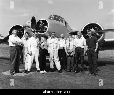 Zweiter Unit Director der Fotografie GORDON DINES (Centre) und Crew während der Dreharbeiten von Flugsequenzen für DEN MANN IM HIMMEL 1957 Regisseur CHARLES CRICHTON Originalgeschichte William Rose Produzent Michael Balcon Ealing Studios / Metro Goldwyn Mayer (MGM) Stockfoto