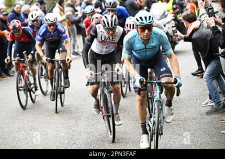 Valkenburg, Niederlande. 16. April 2023. Der slowenische Tadej Pogacar von Team Emirates der Vereinigten Arabischen Emirate und Kasachisch Alexey Lutsenko von Astana Kasachstan in Aktion während des eintägigen Radrennen „Amstel Gold Race“, 253, 6 km von Maastricht nach Valkenburg, Niederlande, Sonntag, 16. April 2023. BELGA FOTO JASPER JACOBS Kredit: Belga News Agency/Alamy Live News Stockfoto