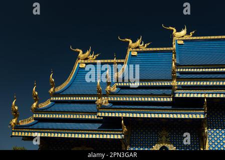 Das Äußere des Wat Rong Suea Ten, des Blauen Tempels in Chiang Rai, Thailand Stockfoto