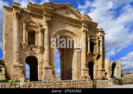 Arch of Hadrian 129/130 n. Chr., römische Ruinen, Jerash, Jordanien, antike Stadt, Verfügt über eine ununterbrochene Kette menschlicher Besetzung, die 6500 Jahre zurückreicht, Stockfoto