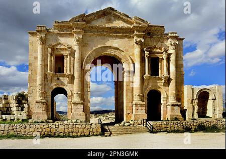 Arch of Hadrian 129/130 n. Chr., römische Ruinen, Jerash, Jordanien, antike Stadt, Verfügt über eine ununterbrochene Kette menschlicher Besetzung, die 6500 Jahre zurückreicht, Stockfoto