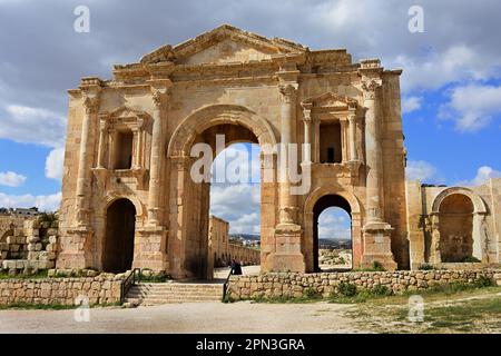 Arch of Hadrian 129/130 n. Chr., römische Ruinen, Jerash, Jordanien, antike Stadt, Verfügt über eine ununterbrochene Kette menschlicher Besetzung, die 6500 Jahre zurückreicht, Stockfoto