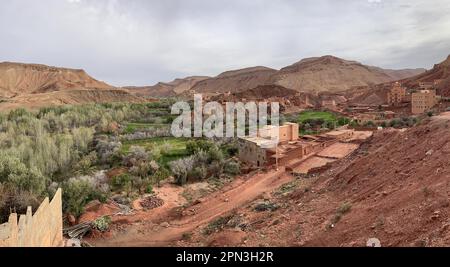 Marokko: Eines der atemberaubenden Tondörfer im grünen Dades-Tal in der Nähe der Boumalne Dades und der Dades-Schlucht, geschnitzt vom Dades-Fluss Stockfoto