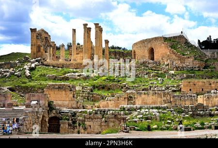 Tempel der römischen Zeus-Ruinen, Jerash, Jordanien, antike Stadt, verfügt über eine ununterbrochene Kette menschlicher Besetzung, die 6.500 Jahre zurückreicht, Stockfoto