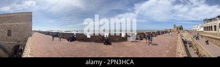 Marokko, Afrika: Panorama-Skyline von Essaouira, ehemaliger Mogador, mit der Stadtmauer Bastion und der Zitadelle am Scala Hafen mit Blick auf den Atlantik Stockfoto