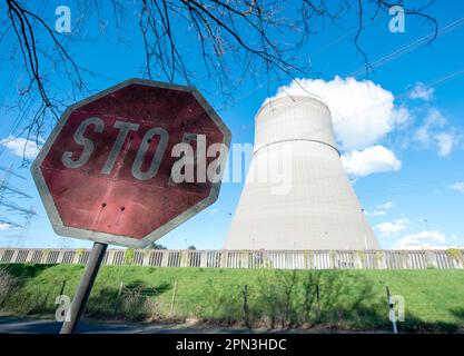 (230416) -- BERLIN, 16. April 2023 (Xinhua) -- Dieses Foto wurde am 11. April 2023 aufgenommen und zeigt einen Blick auf das Kernkraftwerk Emsland in Niedersachsen. Deutschland hat seine verbleibenden drei Kernkraftwerke am Samstag im Rahmen eines lang geplanten Übergangs zu erneuerbaren Energien abgeschaltet. FÜR „Deutschland schaltet seine letzten drei Kernkraftwerke aus“ (Foto von Michael Titgemeyer/Xinhua) Stockfoto