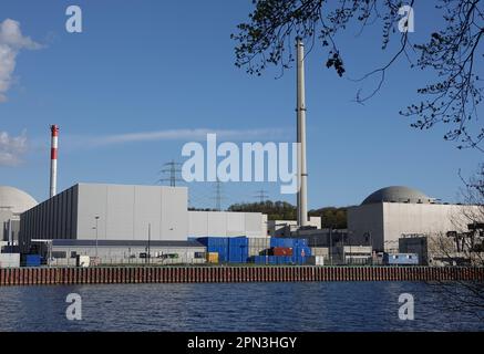 Berlin, Deutschland. 14. April 2023. Dieses Foto wurde am 14. April 2023 aufgenommen und zeigt einen Blick auf das Kernkraftwerk Neckarwestheim in Baden-Württemberg. Deutschland hat seine verbleibenden drei Kernkraftwerke am Samstag im Rahmen eines lang geplanten Übergangs zu erneuerbaren Energien abgeschaltet. ZU SAGEN: „Deutschland schaltet seine letzten drei Kernkraftwerke aus“ Kreditlinie: Liu Yang/Xinhua/Alamy Live News Stockfoto