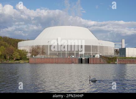 Berlin, Deutschland. 14. April 2023. Dieses Foto wurde am 14. April 2023 aufgenommen und zeigt einen Blick auf das Kernkraftwerk Neckarwestheim in Baden-Württemberg. Deutschland hat seine verbleibenden drei Kernkraftwerke am Samstag im Rahmen eines lang geplanten Übergangs zu erneuerbaren Energien abgeschaltet. ZU SAGEN: „Deutschland schaltet seine letzten drei Kernkraftwerke aus“ Kreditlinie: Liu Yang/Xinhua/Alamy Live News Stockfoto