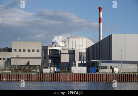 Berlin, Deutschland. 14. April 2023. Dieses Foto wurde am 14. April 2023 aufgenommen und zeigt einen Blick auf das Kernkraftwerk Neckarwestheim in Baden-Württemberg. Deutschland hat seine verbleibenden drei Kernkraftwerke am Samstag im Rahmen eines lang geplanten Übergangs zu erneuerbaren Energien abgeschaltet. ZU SAGEN: „Deutschland schaltet seine letzten drei Kernkraftwerke aus“ Kreditlinie: Liu Yang/Xinhua/Alamy Live News Stockfoto