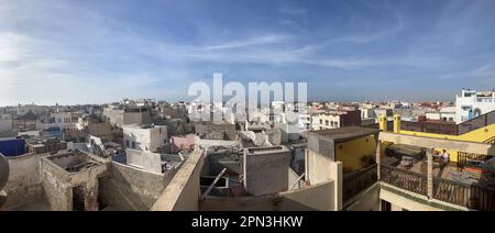 Marokko, Afrika: Panorama-Skyline und Blick auf Essaouira, bekannt bis in die 1960er Jahre als Mogador, mit Palästen und Dächer in den Gassen der Medina Stockfoto