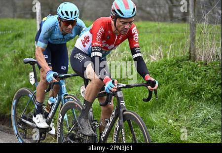 Valkenburg, Niederlande. 16. April 2023. Kasachisch Alexej Lutsenko von Astana Kasachstan und dänischer Andreas Kron von Lotto-Dstny in Aktion während des eintägigen Radrennen „Amstel Gold Race“, 253, 6 km von Maastricht nach Valkenburg, Niederlande, Sonntag, 16. April 2023. BELGA FOTO JASPER JACOBS Kredit: Belga News Agency/Alamy Live News Stockfoto