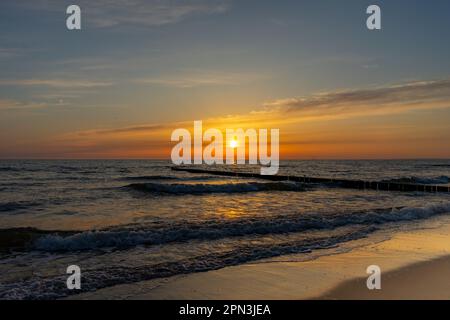 Sonnenuntergang am Ostseestrand Stockfoto