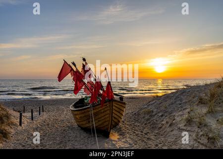 Fischerboot am Ostseestrand Stockfoto