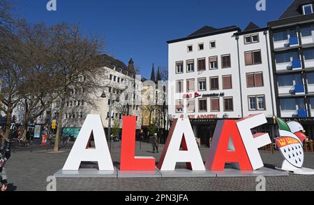 Köln, Deutschland. 09. April 2023. Die zwei Meter hohe Schriftgröße Alaaf steht als Selfie-Hotspot vor der Kölner Altstadt am Heumarkt als Geschenk des Kölner Karnevalskomitees zum 200. Jahrestag des Karnevals. Alaaf ist weltberühmt als traditionelles Kölner Ausrufezeichen und ein echtes Markenzeichen der rhenischen Lebensfreude. Kredit: Horst Galuschka/dpa/Alamy Live News Stockfoto