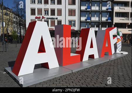 Köln, Deutschland. 09. April 2023. Die zwei Meter hohe Schriftgröße Alaaf steht als Selfie-Hotspot vor der Kölner Altstadt am Heumarkt als Geschenk des Kölner Karnevalskomitees zum 200. Jahrestag des Karnevals. Alaaf ist weltberühmt als traditionelles Kölner Ausrufezeichen und ein echtes Markenzeichen der rhenischen Lebensfreude. Kredit: Horst Galuschka/dpa/Alamy Live News Stockfoto