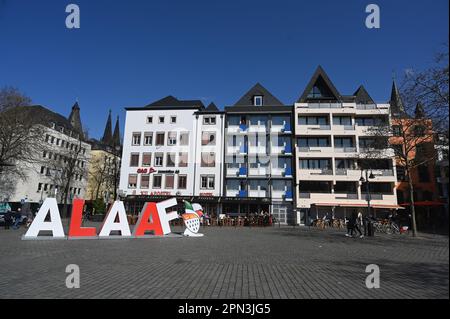 Köln, Deutschland. 09. April 2023. Die zwei Meter hohe Schriftgröße Alaaf steht als Selfie-Hotspot vor der Kölner Altstadt am Heumarkt als Geschenk des Kölner Karnevalskomitees zum 200. Jahrestag des Karnevals. Alaaf ist weltberühmt als traditionelles Kölner Ausrufezeichen und ein echtes Markenzeichen der rhenischen Lebensfreude. Kredit: Horst Galuschka/dpa/Alamy Live News Stockfoto