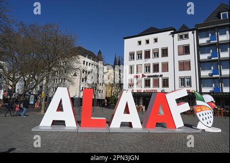 Köln, Deutschland. 09. April 2023. Die zwei Meter hohe Schriftgröße Alaaf steht als Selfie-Hotspot vor der Kölner Altstadt am Heumarkt als Geschenk des Kölner Karnevalskomitees zum 200. Jahrestag des Karnevals. Alaaf ist weltberühmt als traditionelles Kölner Ausrufezeichen und ein echtes Markenzeichen der rhenischen Lebensfreude. Kredit: Horst Galuschka/dpa/Alamy Live News Stockfoto