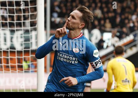 VOLENDAM - Luuk de Jong von PSV Eindhoven feiert die 0-1. Beim niederländischen Premier-League-Spiel zwischen FC Volendam und PSV Eindhoven am 16. April 2023 im Kras-Stadion in Volendam, Niederlande. ANP MAURICE VAN STONE Stockfoto