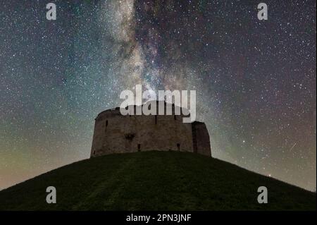 Der historische tausend Jahre alte Clifford Tower neben dem Ufer des Flusses Ouse war eine normannische mittelalterliche Festung, die einst Teil von York Castle war Stockfoto