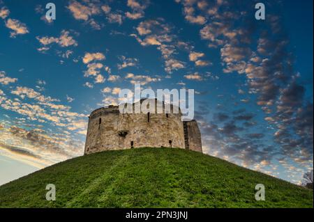 Der historische tausend Jahre alte Clifford Tower neben dem Ufer des Flusses Ouse war eine normannische mittelalterliche Festung, die einst Teil von York Castle war Stockfoto