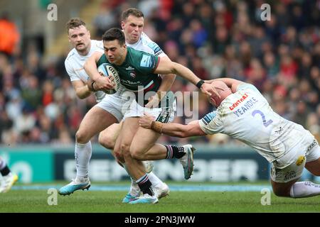 Dan Kelly von Leicester Tigers wird während des Gallagher Premiership-Spiels im Mattioli Woods Welford Road Stadium in Leicester von Exeter Chiefs' Joe Simmonds (links) und Exeter Chiefs' Jack Yeandle (rechts) angegriffen. Foto: Sonntag, 16. April 2023. Stockfoto