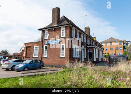 Argent Street, Grays, Essex, Großbritannien. 16. April 2023. Rund 30 golliwog-Puppen, die seit fast zehn Jahren ausgestellt waren, wurden am 4. April im Rahmen einer Untersuchung eines mutmaßlichen Hassvergehens vom White Hart Inn aus von der Polizei beschlagnahmt. Das White Hart Inn wurde auch aus der Kampagne für Real Ales Good Beer Guide gestrichen. Die Polizei untersucht weiterhin mutmaßliche rassistische Kommentare des Vermieters in sozialen Medien, während der Vorfall weiterhin Anschuldigungen über „Wokeismus“ im Internet aufwirft. Die Fenster waren beschädigt und die Außenseite war verstümmelt Stockfoto