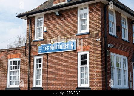 Argent Street, Grays, Essex, Großbritannien. 16. April 2023. Rund 30 golliwog-Puppen, die seit fast zehn Jahren ausgestellt waren, wurden am 4. April im Rahmen einer Untersuchung eines mutmaßlichen Hassvergehens vom White Hart Inn aus von der Polizei beschlagnahmt. Das White Hart Inn wurde auch aus der Kampagne für Real Ales Good Beer Guide gestrichen. Die Polizei untersucht weiterhin mutmaßliche rassistische Kommentare des Vermieters in sozialen Medien, während der Vorfall weiterhin Anschuldigungen über „Wokeismus“ im Internet aufwirft. Die Fenster waren beschädigt und die Außenseite war verstümmelt Stockfoto