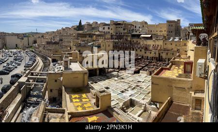 Fez, Marokko, Afrika: Luftaufnahme der Gerberei, in der die Arbeiter das Leder in Steinwannen mit Wabenmuster färben und mit Farben füllen Stockfoto