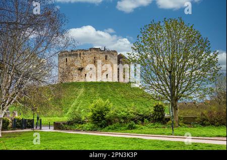 Der historische tausend Jahre alte Clifford Tower neben dem Ufer des Flusses Ouse war eine normannische mittelalterliche Festung, die einst Teil von York Castle war Stockfoto