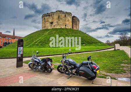 Harley Davidson Motorräder zieren den historischen tausend Jahre alten Clifford Tower, der eine normannische mittelalterliche Festung war, die einst Teil von York Castle war Stockfoto