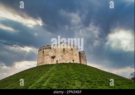 Der historische tausend Jahre alte Clifford Tower neben dem Ufer des Flusses Ouse war eine normannische mittelalterliche Festung, die einst Teil von York Castle war Stockfoto