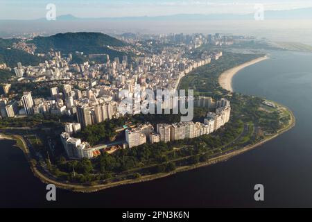 Luftaufnahme des Flamengo Parks und der Gebäude in Rio de Janeiro Stockfoto