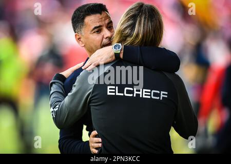 Girona, Spanien. 16. April 2023. Cheftrainer Sebastian Beccacece (Elche CF) und Cheftrainer Michel (Girona FC) bei einem Spiel in La Liga Santander zwischen dem FC Girona und dem CF Elche im Estadio Municipal de Montilivi in Girona, Spanien am 16. April 2023. (Foto/Felipe Mondino) Kredit: Unabhängige Fotoagentur/Alamy Live News Stockfoto