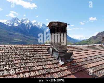 Gut ausgebrannter Kamin in der Nähe von NUS im Aosta Valley, Italien. Schneebedeckter Berg dahinter. Stockfoto